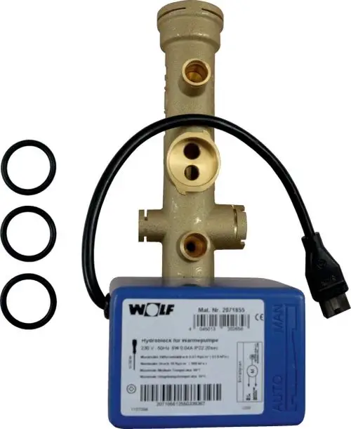 Hydroblock von Wolf mit 3-Wege-Ventil. Abgebildet sind der Hydroblock, ein elektrisches Bauteil und drei Dichtungsringe. Anschlusskabel sichtbar.